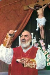 Pater Pio zelebriert die Heilige Messe